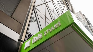 Un edificio con un letrero que dice 'ibis styles'.