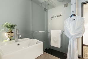 Shower, designer toiletries, hair dryer, towels - ibis Styles Melbourne Southbank (Southbank)