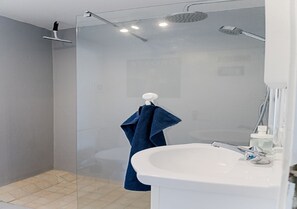 Shower, rainfall showerhead, free toiletries, hair dryer - Grótta Northern Lights Apartment & Rooms (Seltjarnarnes)