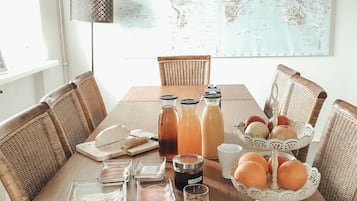 Desayuno continental (EUR 10 por persona)