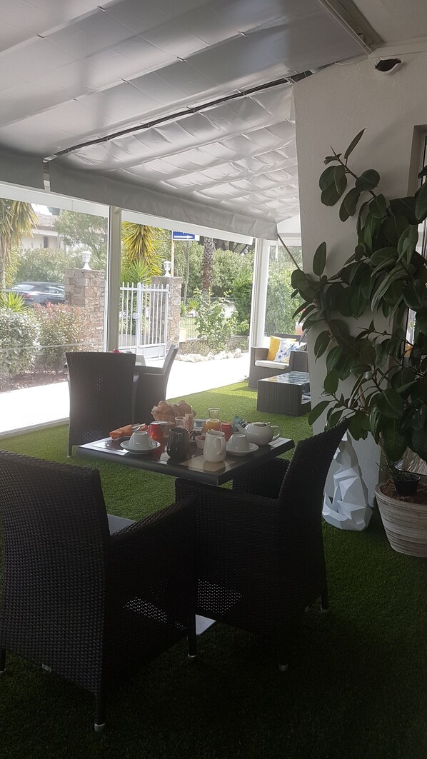 Déjeuner continental (8 EUR par personne)