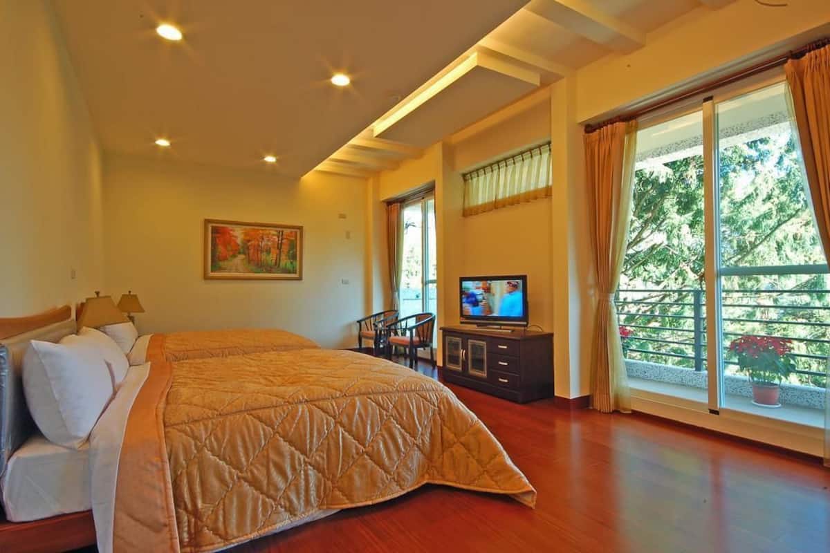 Romantic Quadruple Room (202) | Desk, blackout curtains, rollaway beds, free WiFi