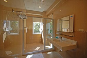 Shower, free toiletries, hair dryer, slippers - Ti Siang B&B (Ren'ai)