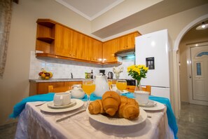 Frigorifero, forno, piano cottura, macchina per tè/caffè