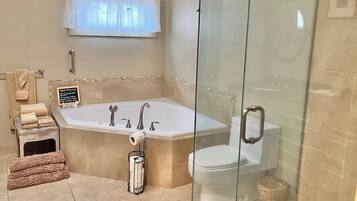 Baignoire, sĂšche-cheveux, serviettes fournies, savon