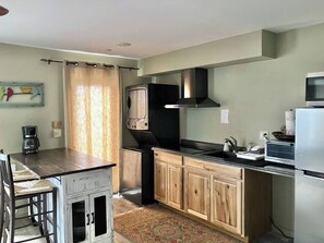 Refrigerador, microondas, cafetera y tetera y utensilios de cocina