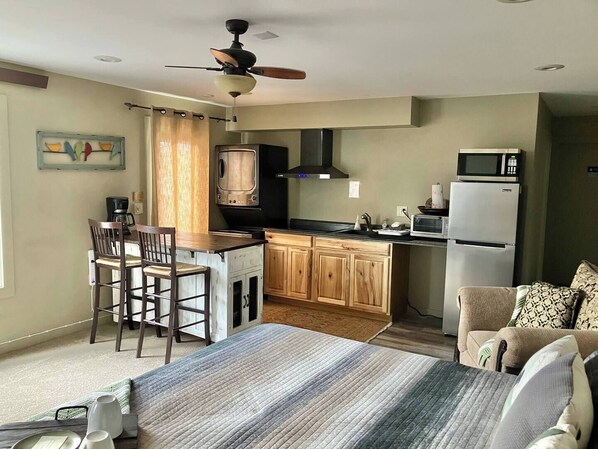 1 habitación, tabla de planchar con plancha, wifi gratis y ropa de cama