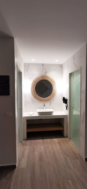 Gratis toiletartikelen, een haardroger, handdoeken, zeep