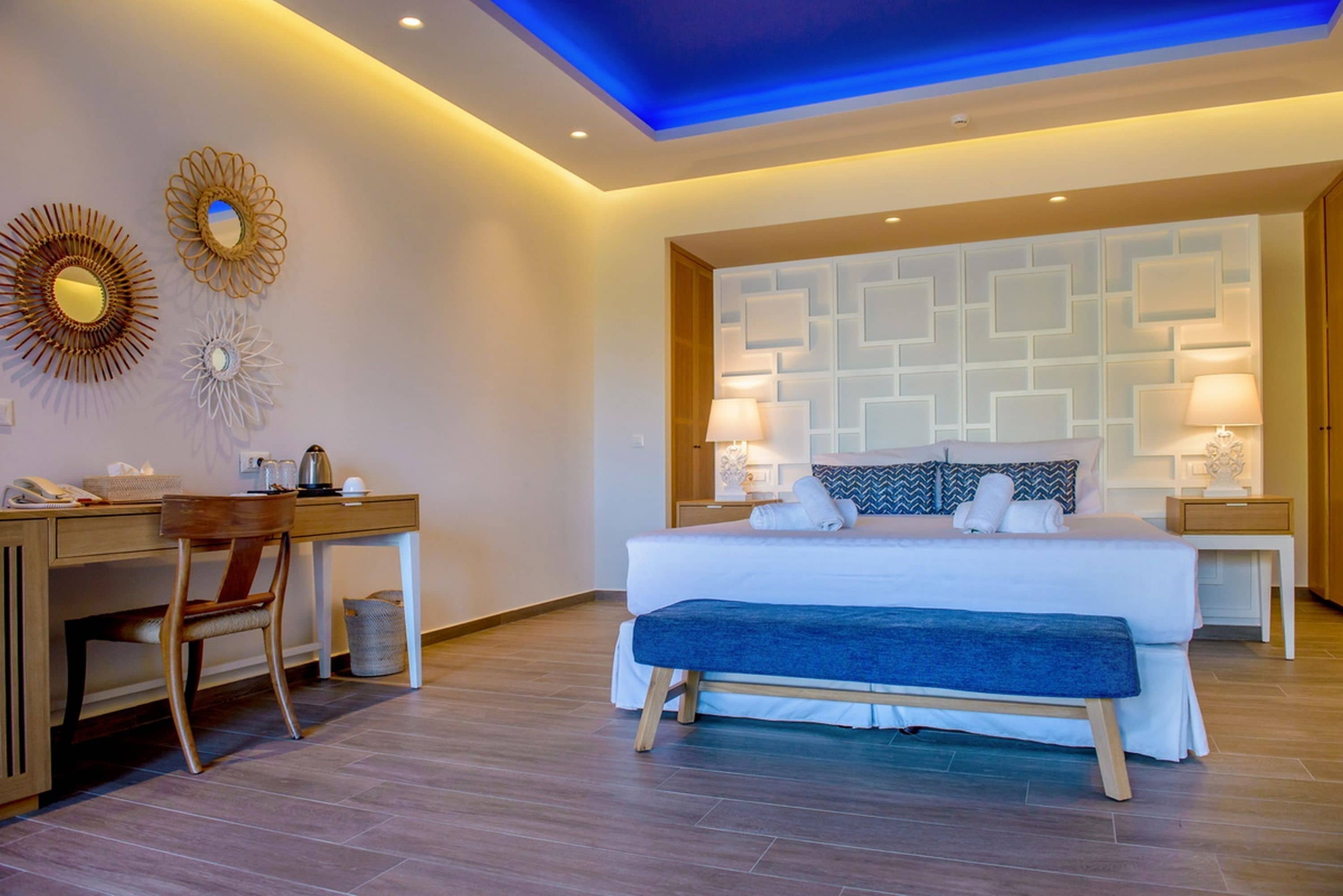 Junior-Studiosuite, eigener Pool | Hochwertige Bettwaren, Betten mit Memory-Foam-Matratzen, Zimmersafe