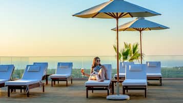 Außenpool (je nach Saison geöffnet), Sonnenschirme, Liegestühle