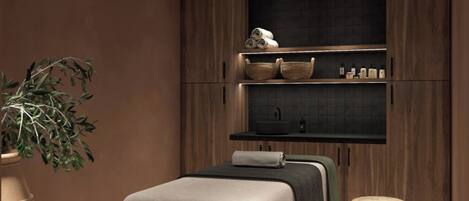 Un moderno spa con un mueble de madera, un lavamanos y una toalla sobre un banco.