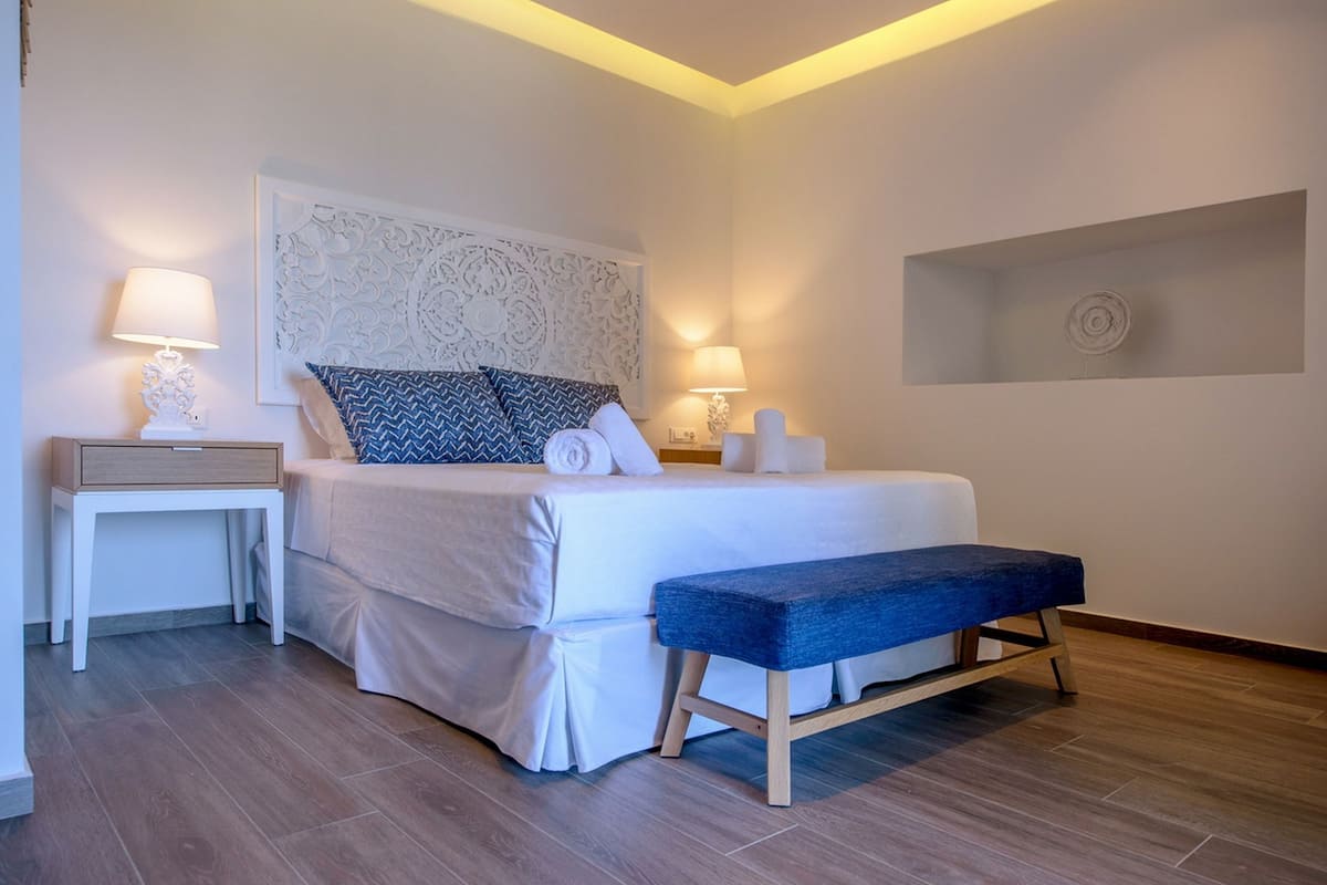 1 bedroom, premium bedding, memory-foam beds, in-room safe