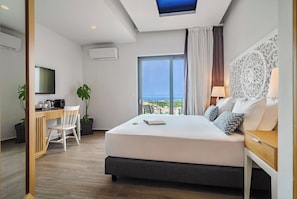 Habitación doble superior, Terraza, vista parcial al mar | Ropa de cama de alta calidad y camas con efecto memoria 