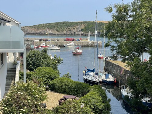 4* "Quayside" Apartment in heart of beautiful Cemaes Bay. Dog friendly