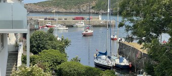 4 * "Quayside" Appartement au coeur de la magnifique baie de Cemaes. Chien amical