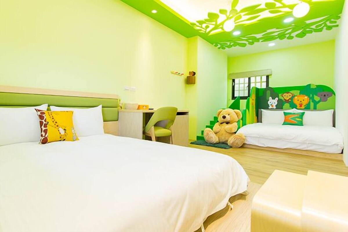 Forest zoo Room | Desk, blackout drapes, soundproofing, WiFi (free)