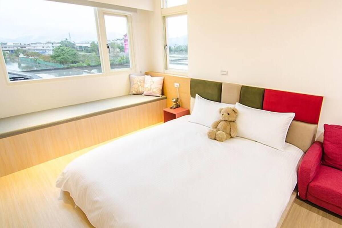 Bear Quadruple Room | Desk, blackout drapes, soundproofing, WiFi (free)