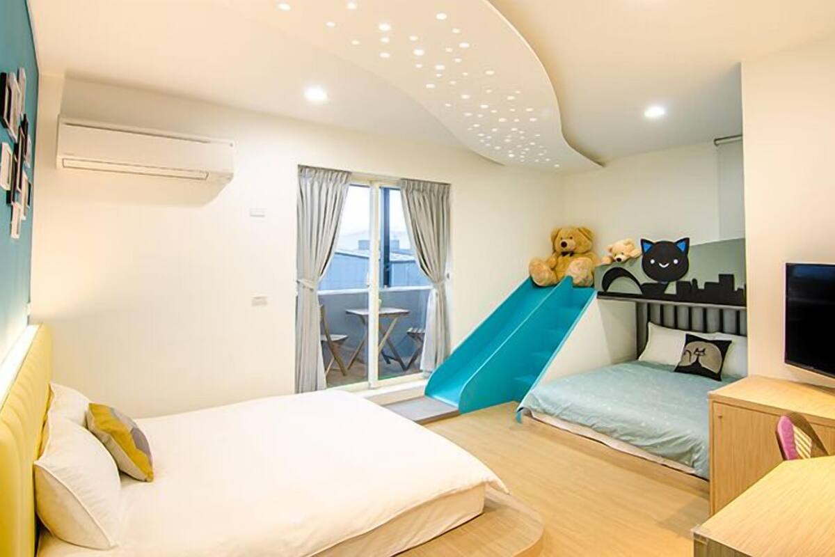 Cat Quadruple Room | Desk, blackout drapes, soundproofing, WiFi (free)