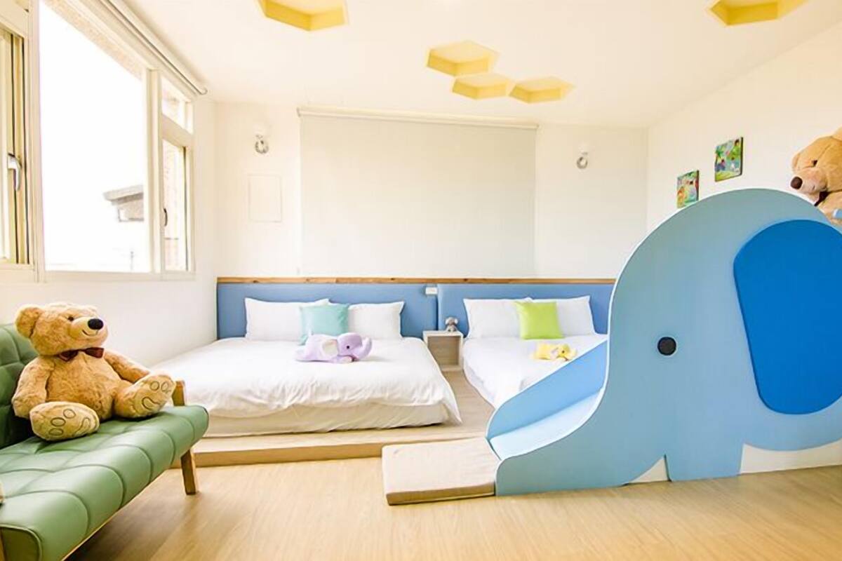 Elephant Quadruple Room | Desk, blackout drapes, soundproofing, WiFi (free)
