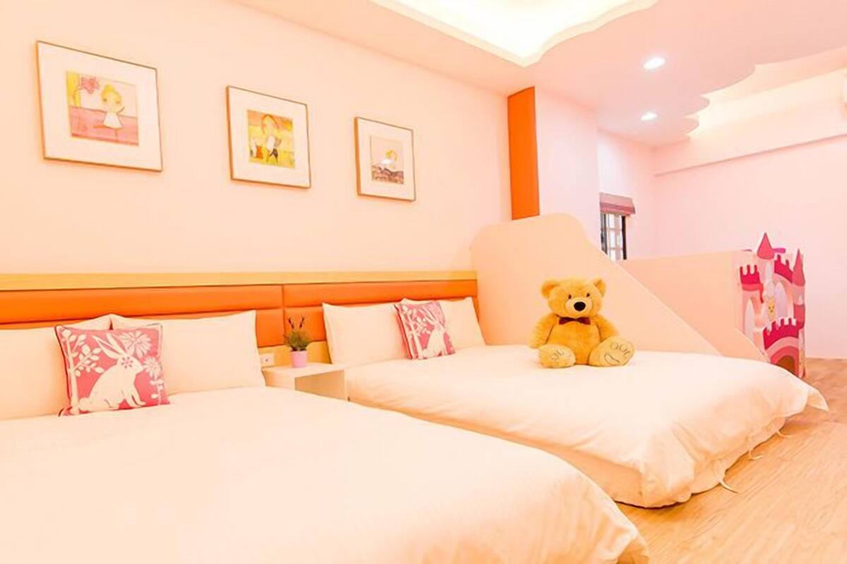 Sheep Quadruple Room | Desk, blackout drapes, soundproofing, WiFi (free)