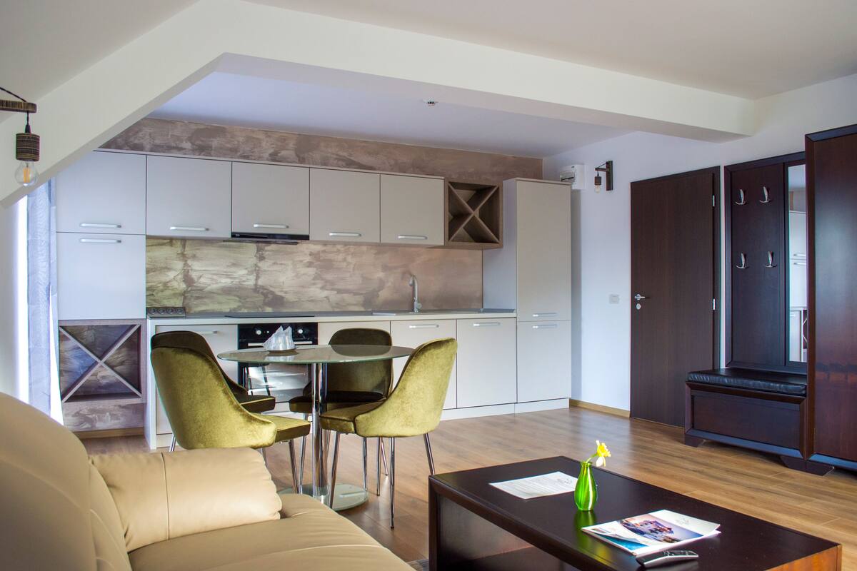 Deluxe appartement, uitzicht op zwembad | Woonkamer | Een flatscreentelevisie