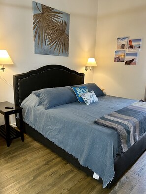 1 chambre, bureau, fer et planche à repasser, lit de bébé portatif