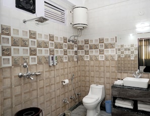 Regadera y amenidades de baño gratuitas 