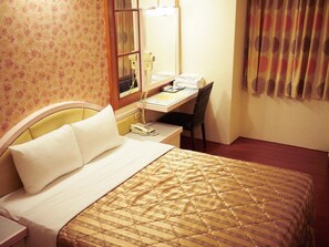 标准双人房 | 办公桌、折叠床/加床（额外收费）、免费 WiFi、床单