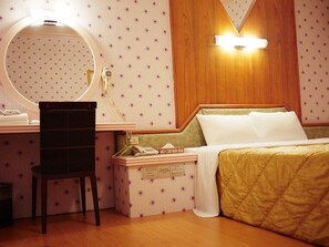 标准双人房 | 办公桌、折叠床/加床（额外收费）、免费 WiFi、床单