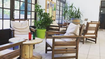 Coin salon dans le hall