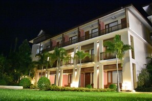 Fassade der Unterkunft – Abend/Nacht