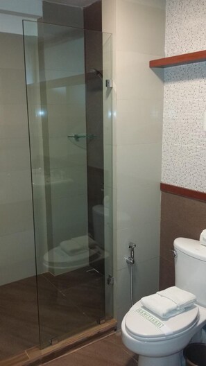 Dusche, kostenlose Toilettenartikel, Hausschuhe, Handtücher