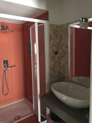 Habitación doble (Kenzia) | Baño | Bidet y toallas 