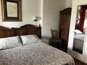 Habitación doble (Kenzia) | Escritorio, insonorización y wifi gratis 