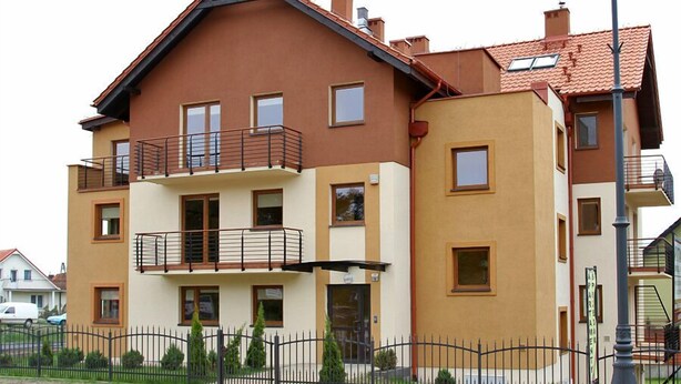 A multi-story residential building with balconies, a gated entrance, and a visible sign indicating a residential area. - HoliApart Gdanska 52 (Krynica Morska)