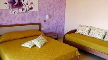 Minibar, una cassaforte in camera, una scrivania, postazione laptop