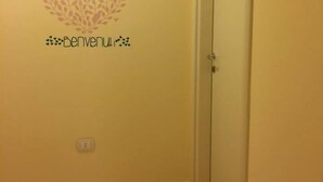 A hallway with a 'Bienvenue' sign, a heart-shaped logo, and a door with a 'Polaris' sign. - B&B La Sciuscitta (Morciano di Leuca)