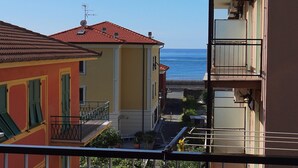 Ein Küstengebäude mit Balkonen mit Blick auf das Meer.