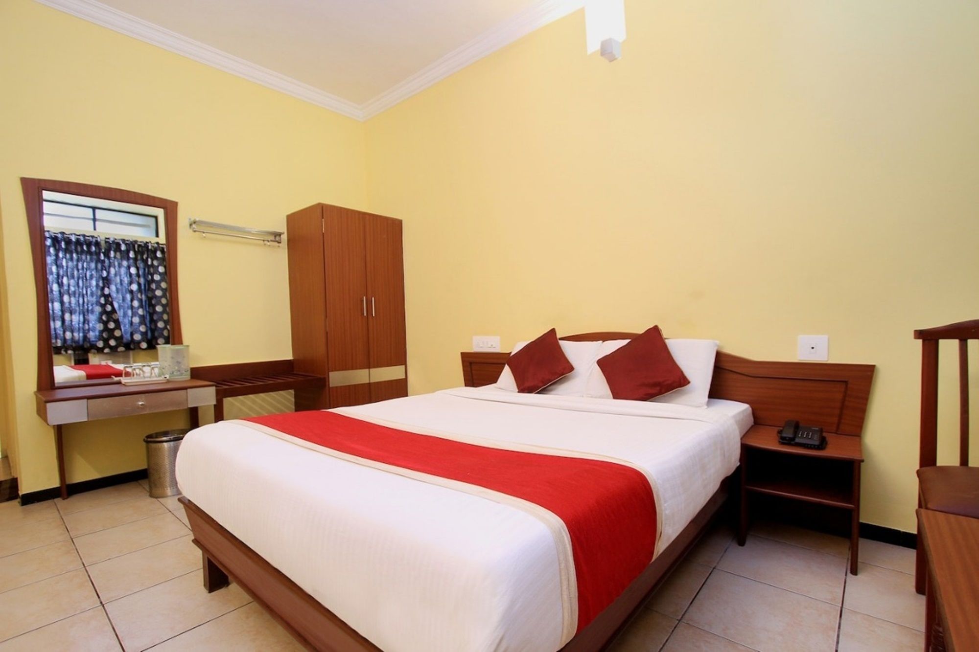 desk, rollaway beds, free wifi, bed sheets