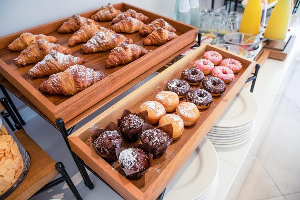 Una taula de buffet amb pastissos i rosses.
