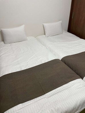 Basic Apartment, City View | 2 bedrooms, minibar, desk, laptop workspace - Thanyaporn Hotel (Takayama)