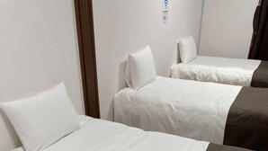 A hotel room with two beds, each with white bedding and pillows. - Thanyaporn Hotel (Takayama)