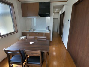 Basic Apartment, City View | Ruang tamu | 32 inci televisyen skrin rata dengan saluran TV premium, TV 