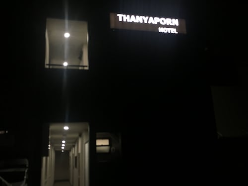 施設の正面 (日没後)