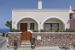 Property entrance - Centro Houses (Santorini)