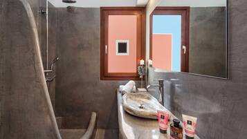 Classic House | Bathroom | Shower, rainfall showerhead, free toiletries, hair dryer