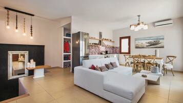Classic House | Living area | Flat-screen TV