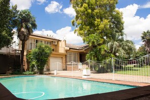 2 outdoor pools - Gemstone Guest House (Klerksdorp)