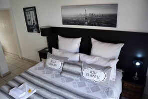 In-room safe, individually decorated, individually furnished, desk - Gemstone Guest House (Klerksdorp)