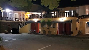 Fachada de la propiedad por la tarde o noche